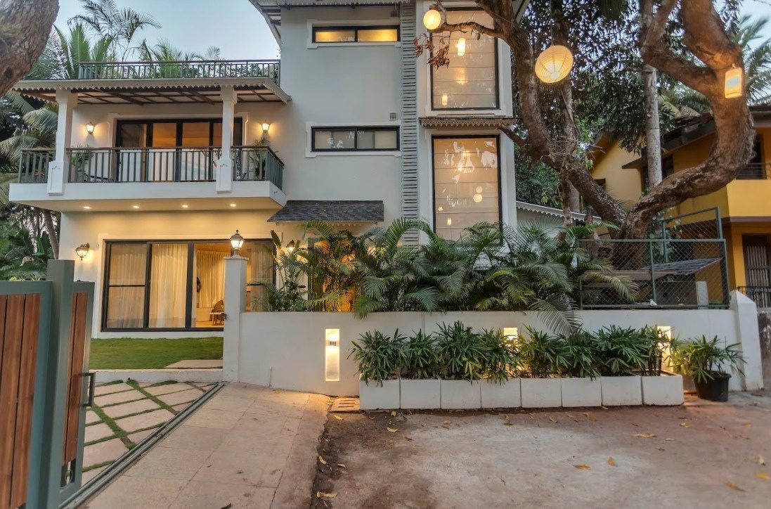 Planted frontage of Casa Del Sogno Villa in Anjuna lit at dusk